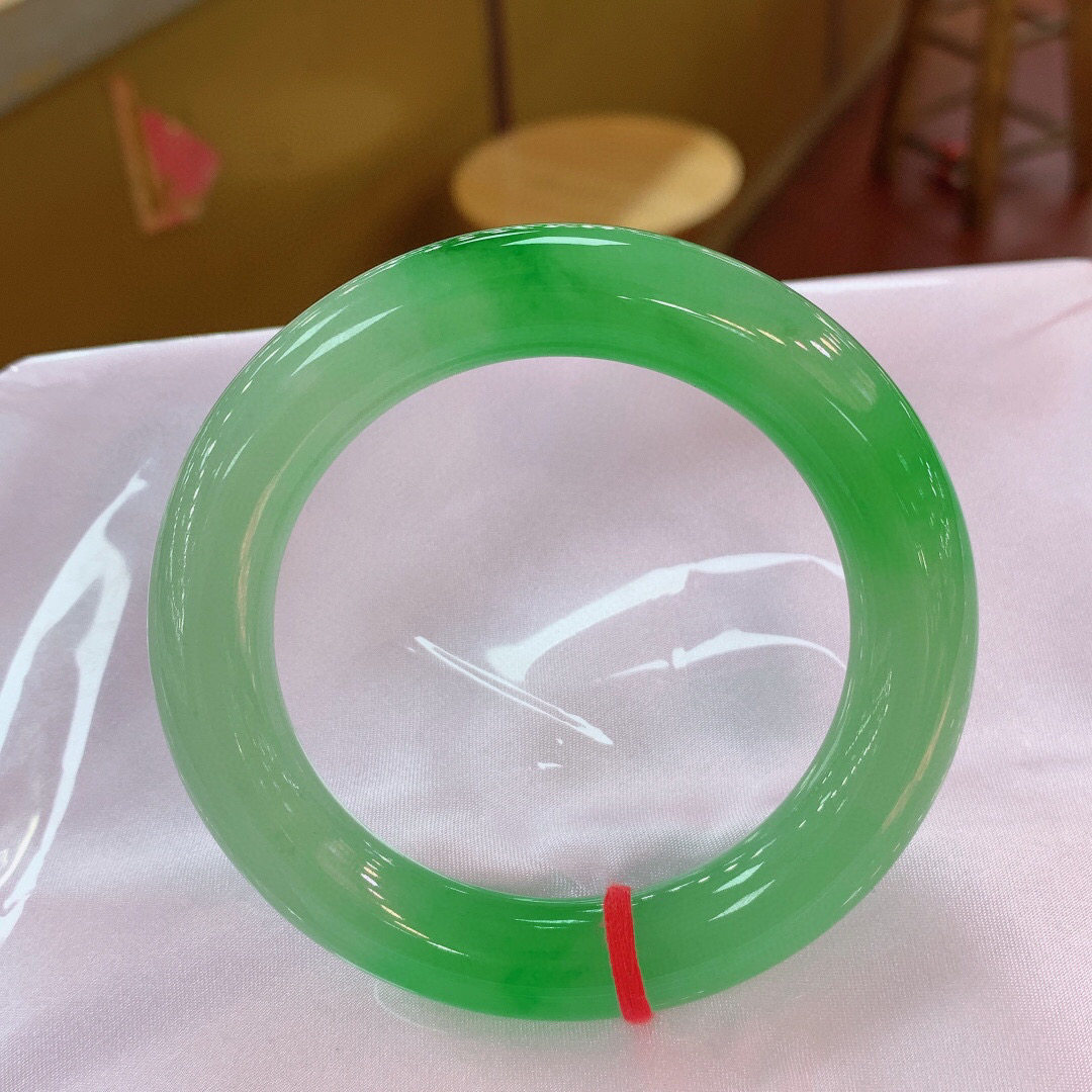 冰种苹果绿圆条A货翡翠手镯