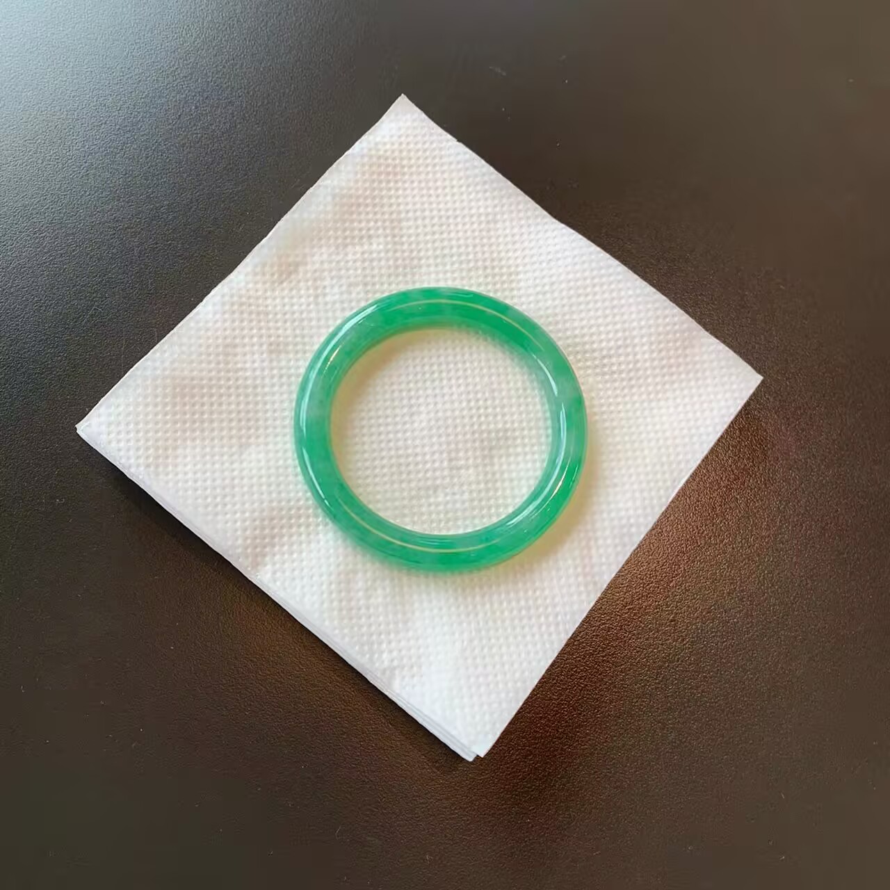 满阳绿细圆条翡翠手镯