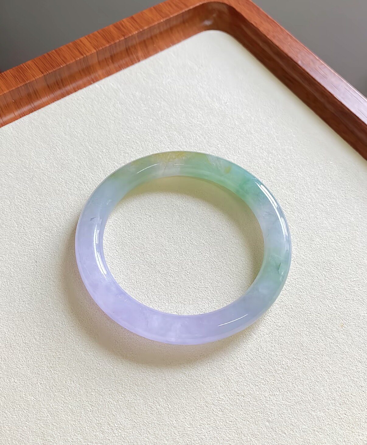 春彩带黄翡三彩圆条翡翠手镯