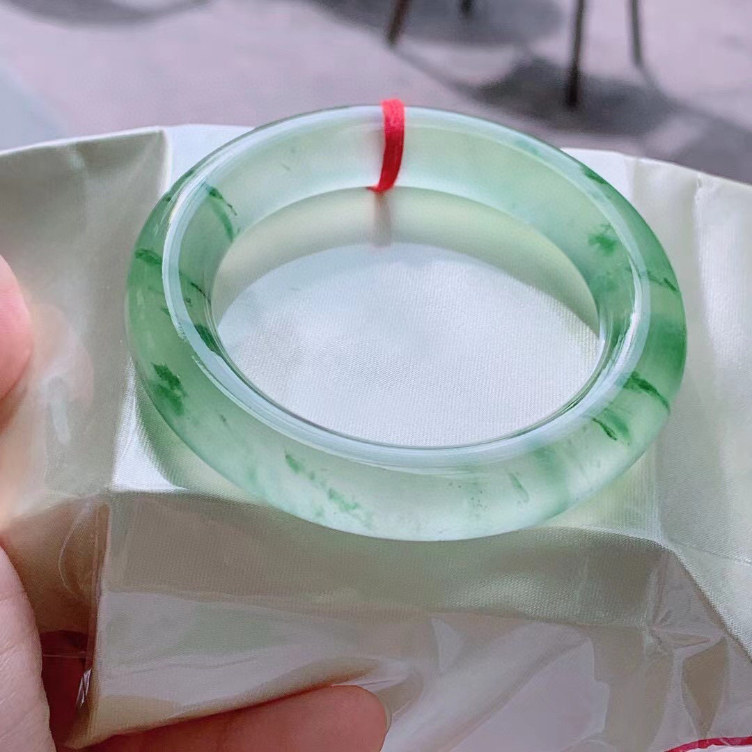 玻璃种飘绿花宽版正圈A货翡翠手镯
